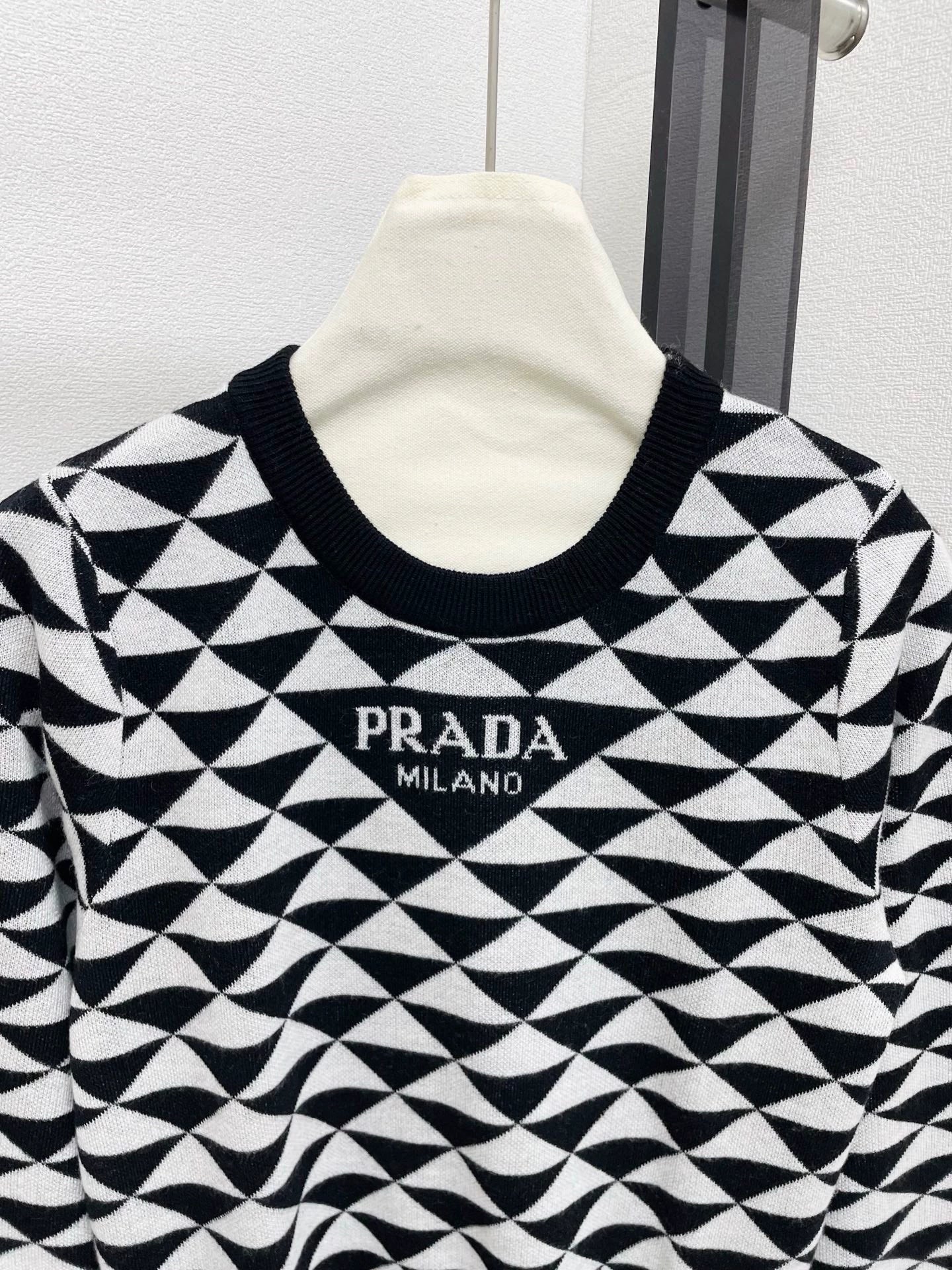 25fw Triangular knitted sweater