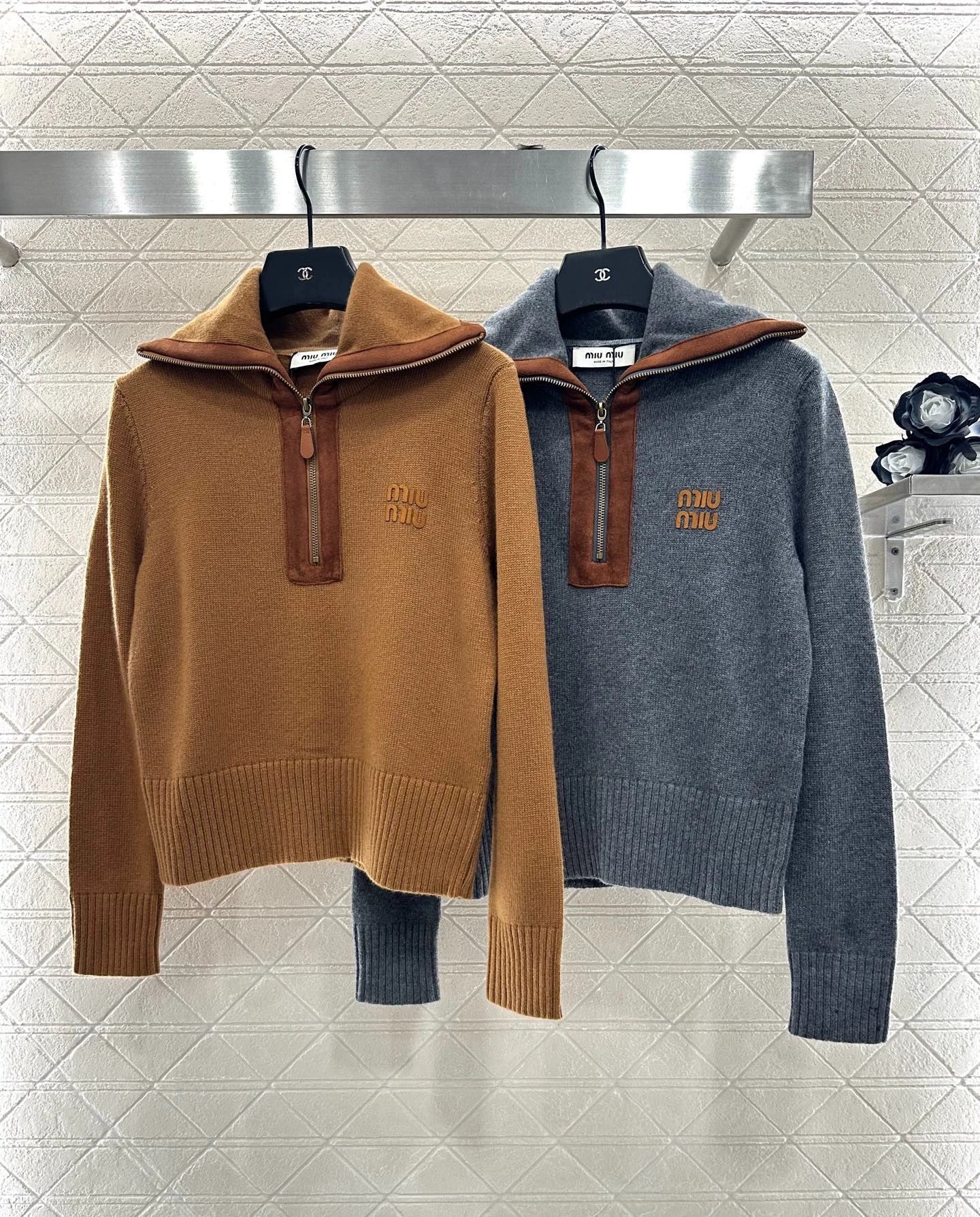 Knitted top with split leather collar