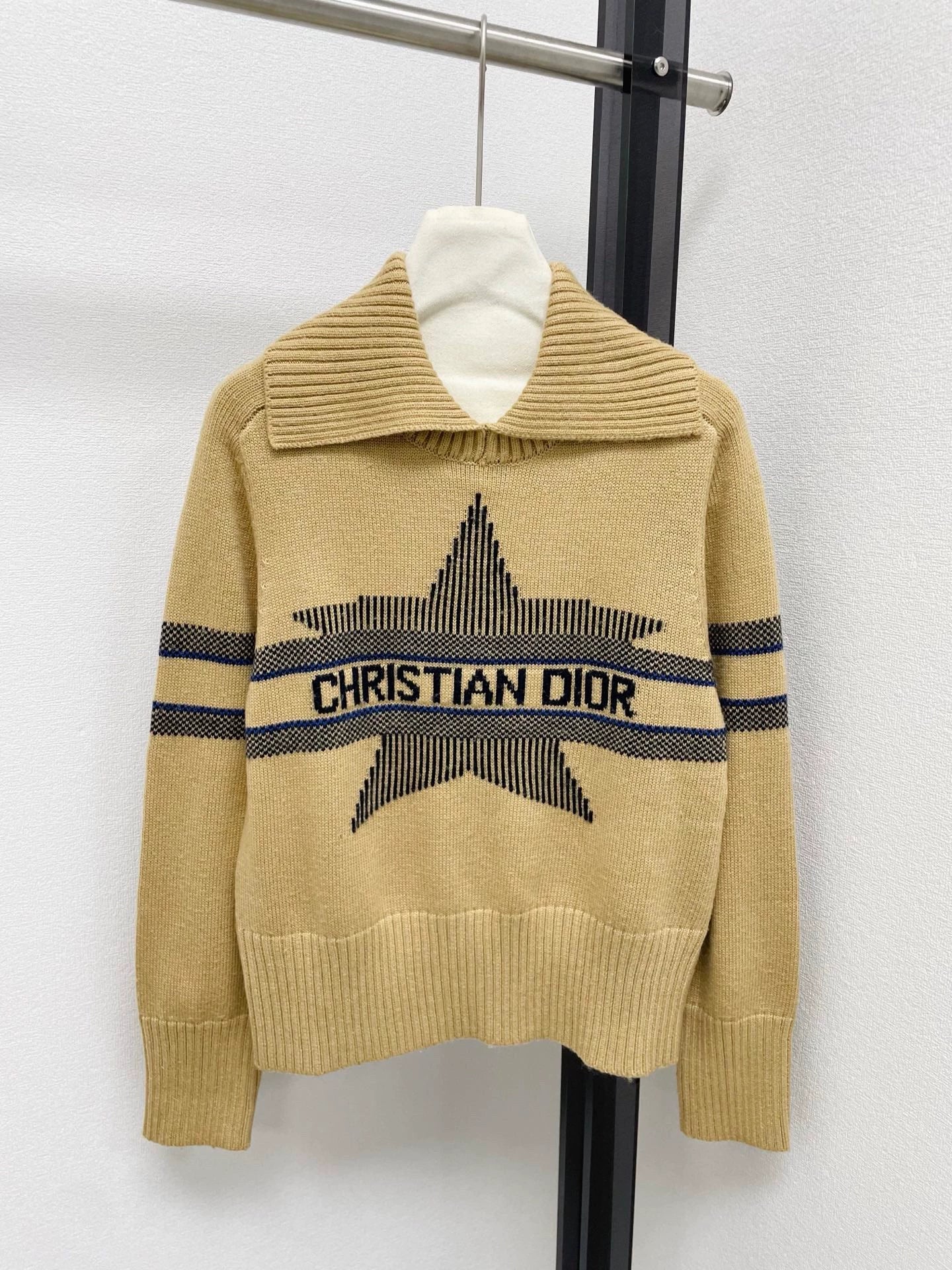 25fw Vertical contrasting navy neck sweater