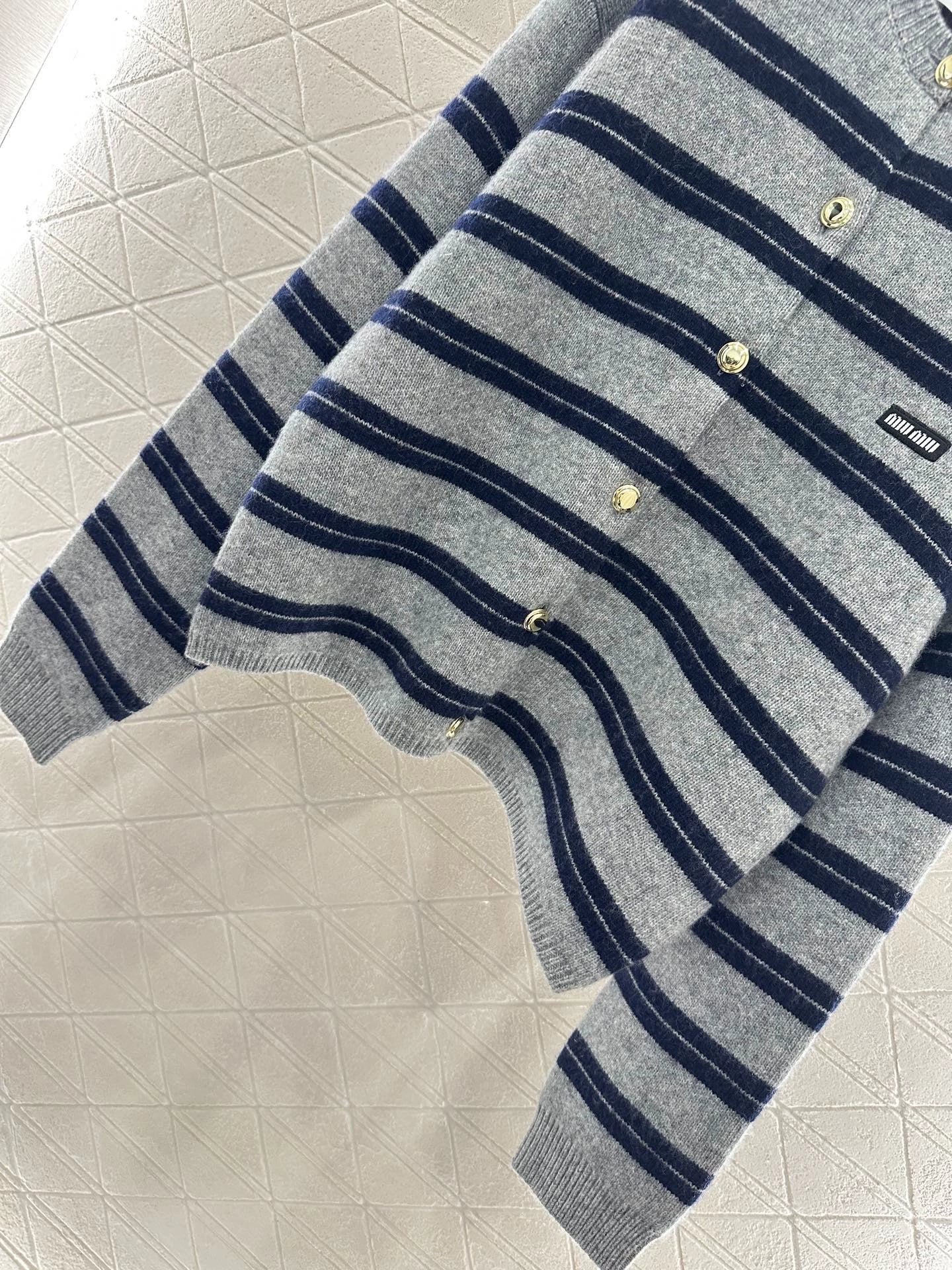 25 Striped knitted long sleeved cardigan