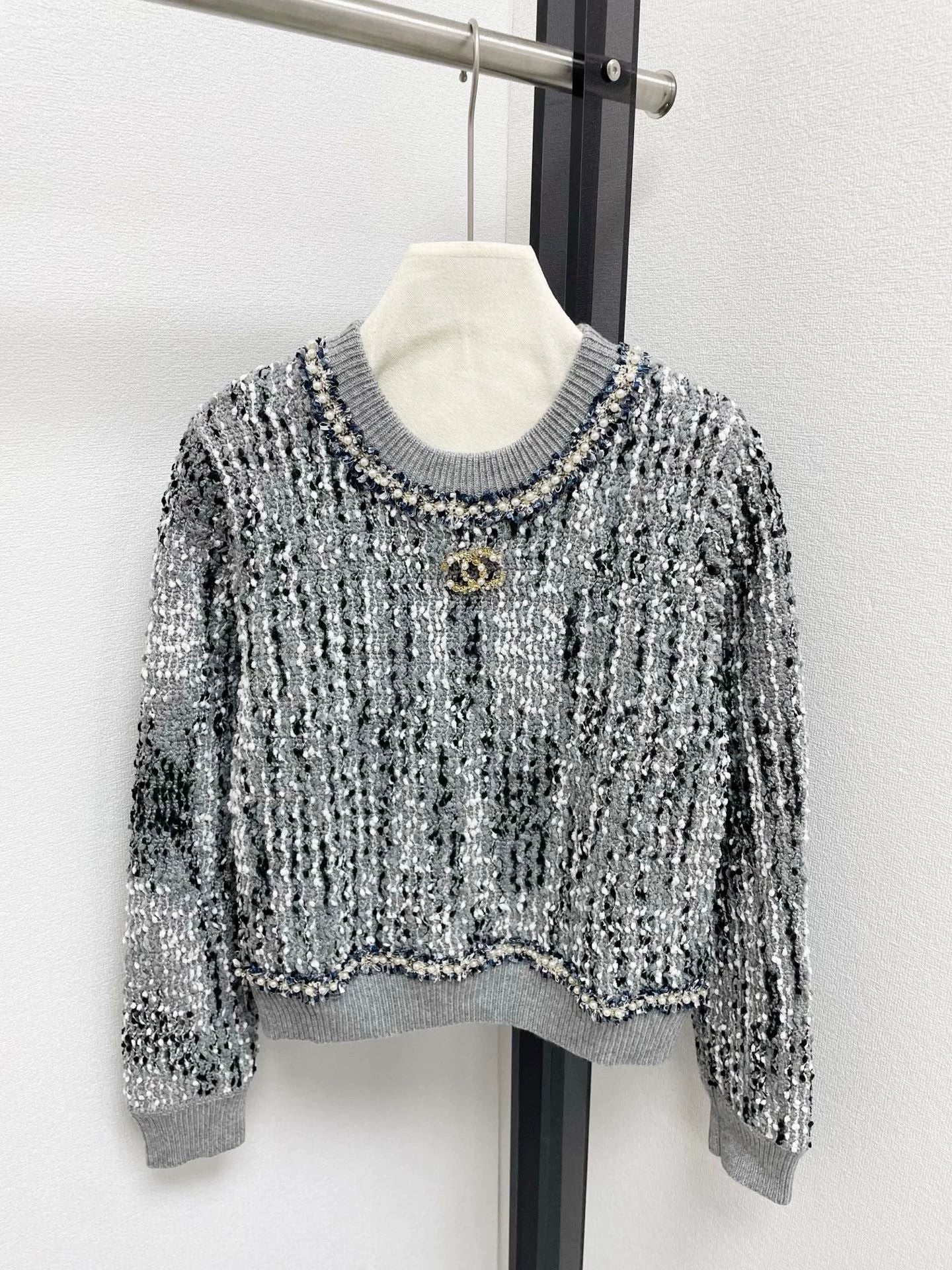 25fw Sequined knitted sweater