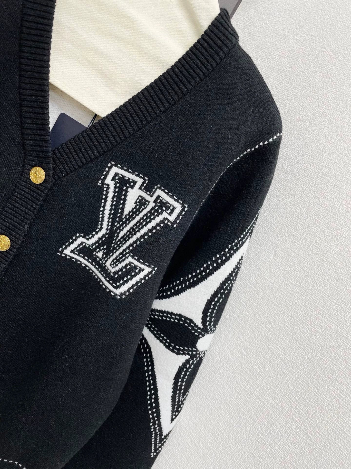 25fw Sleeve contrasting logo V-neck cardigan