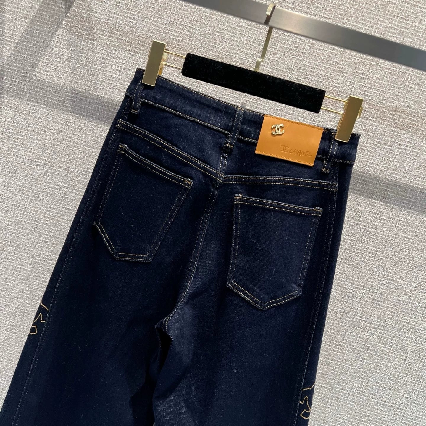 Side-embroidered washed denim jeans