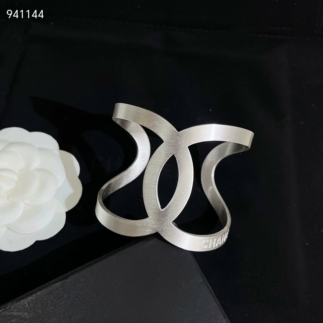 Silver three-dimensional wide bracelet