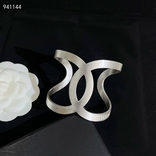 Silver three-dimensional wide bracelet