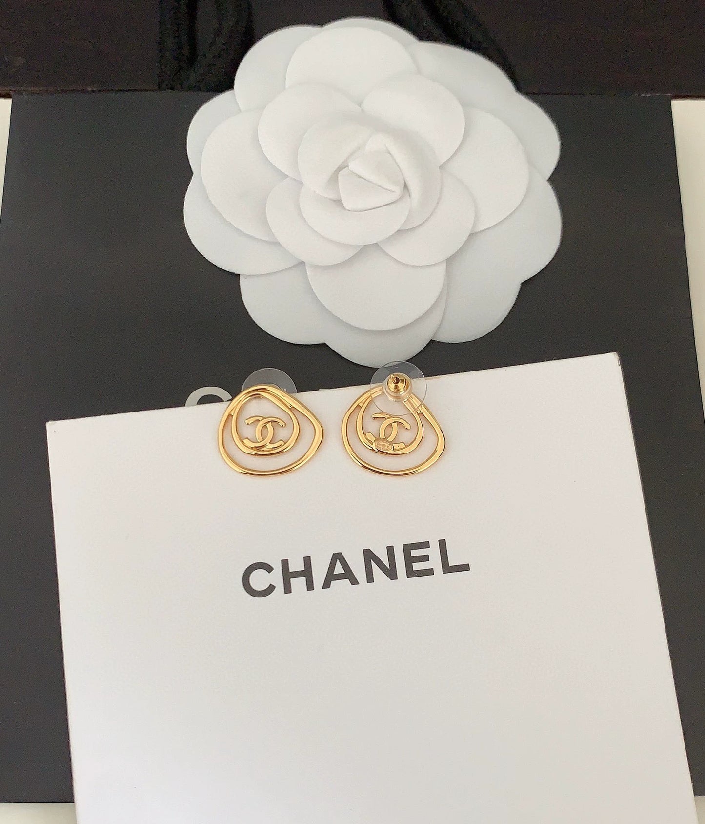 Hollow out heart-shaped earrings