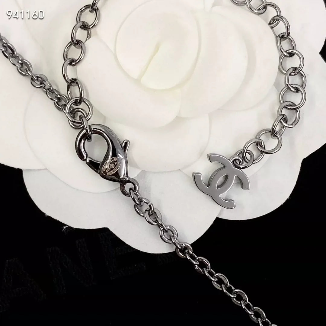 Pink enamel bow pearl sweater chain