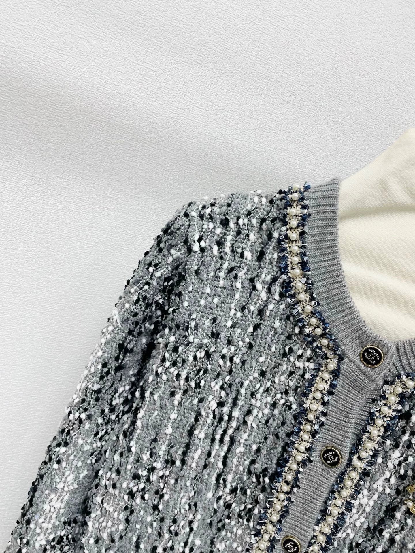 25fw Wearing a round neck cardigan with beads