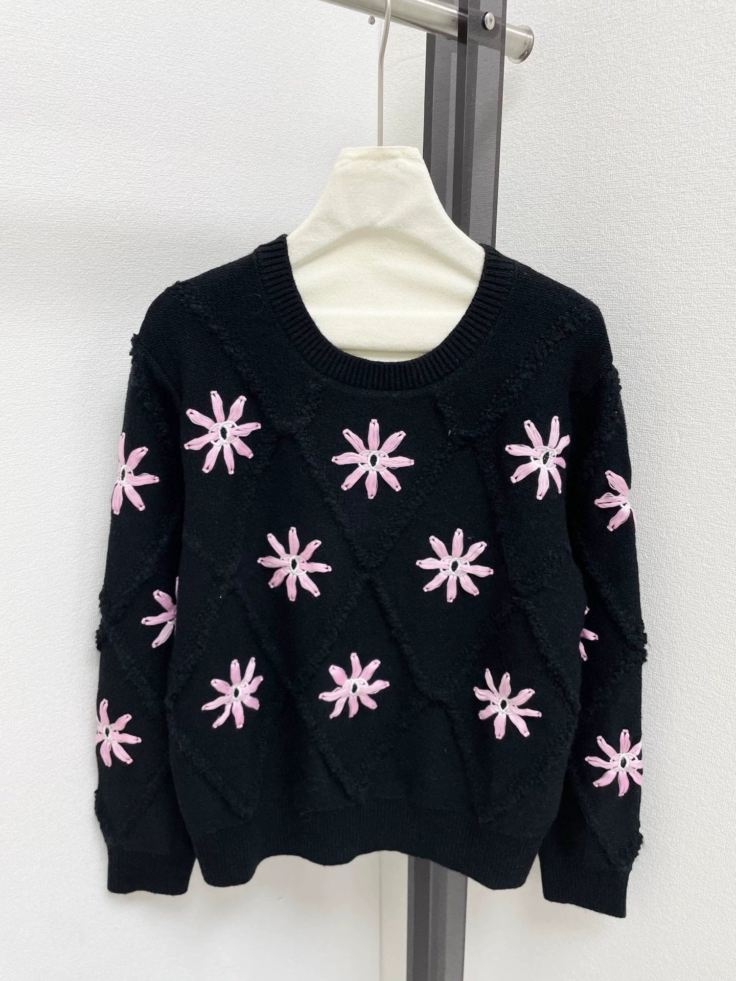 Lingge Flower Embroidered Knitted Sweater