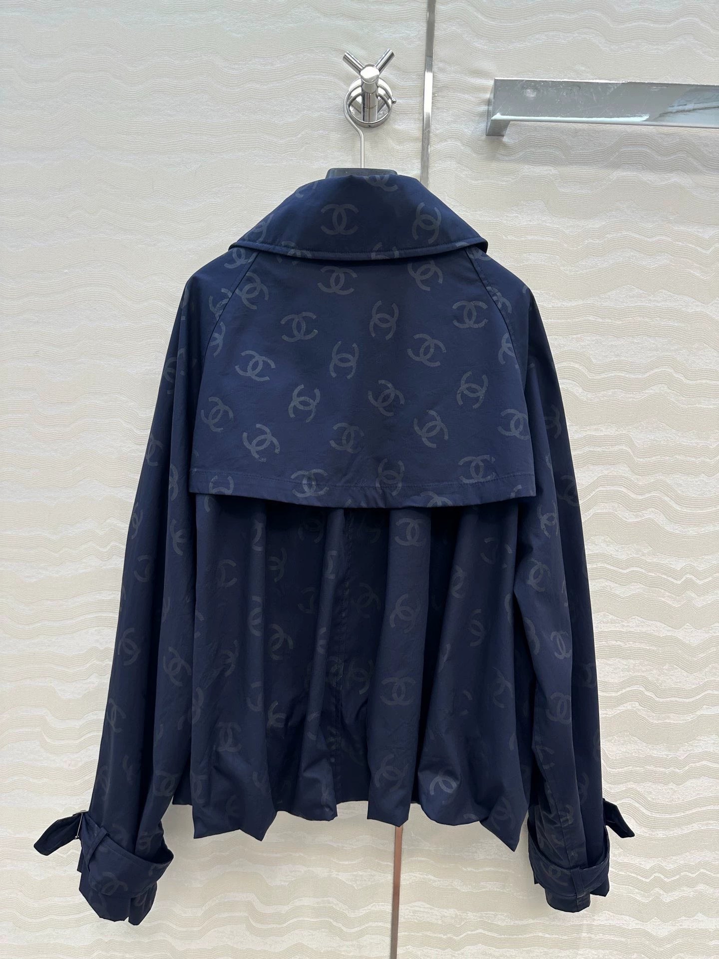 Dark jacquard logo short windbreaker