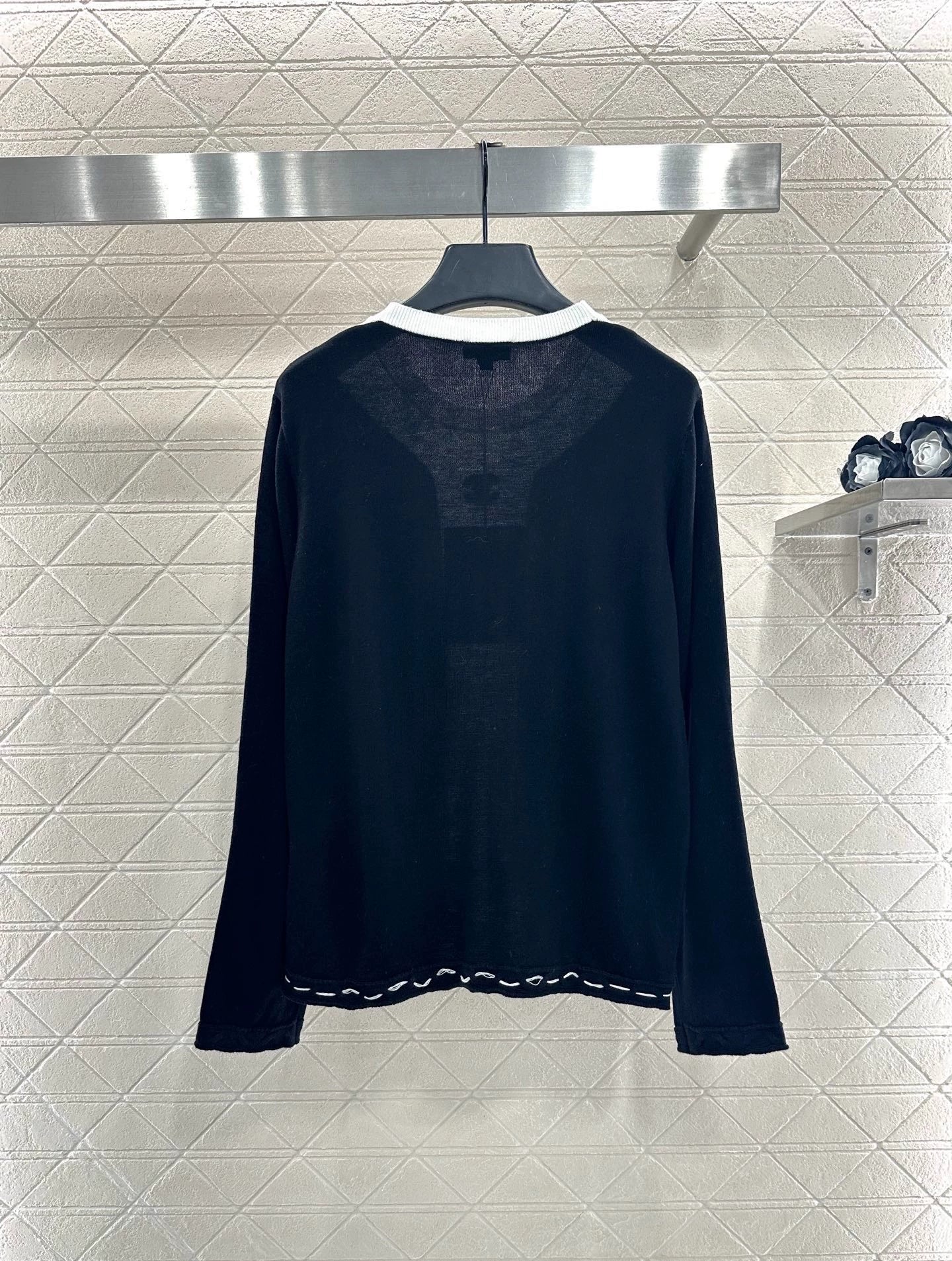 Round neck contrasting letter sweater