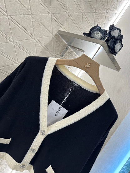 V-neck short knit sweater