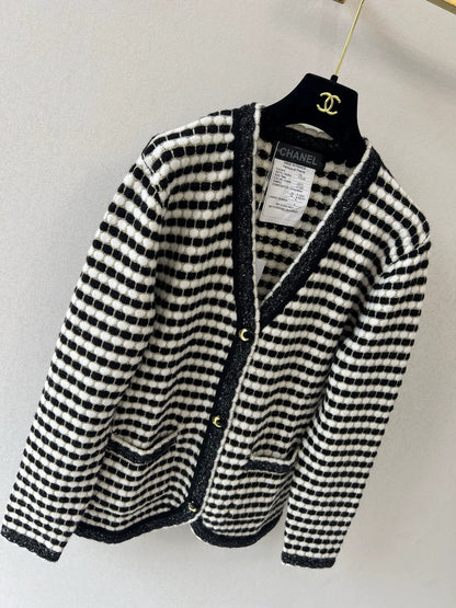 25fw Striped V-neck knitted long sleeved cardigan