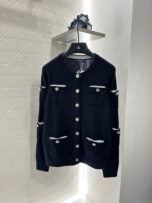 C 25 Multi-button knitted cardigan