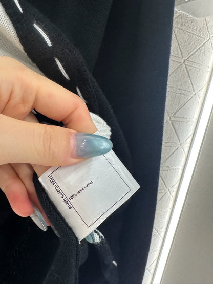 Round neck contrasting letter sweater