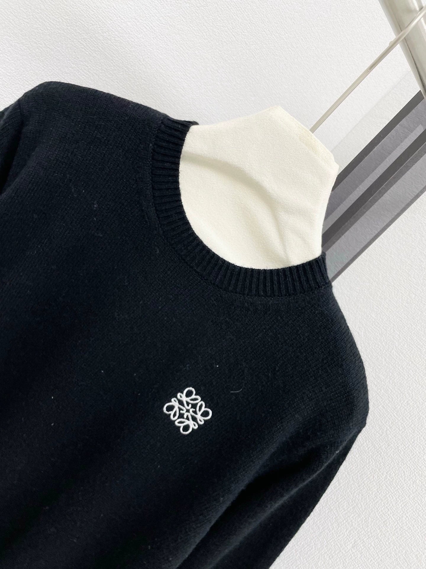 25fw Embroidered round neck sweater