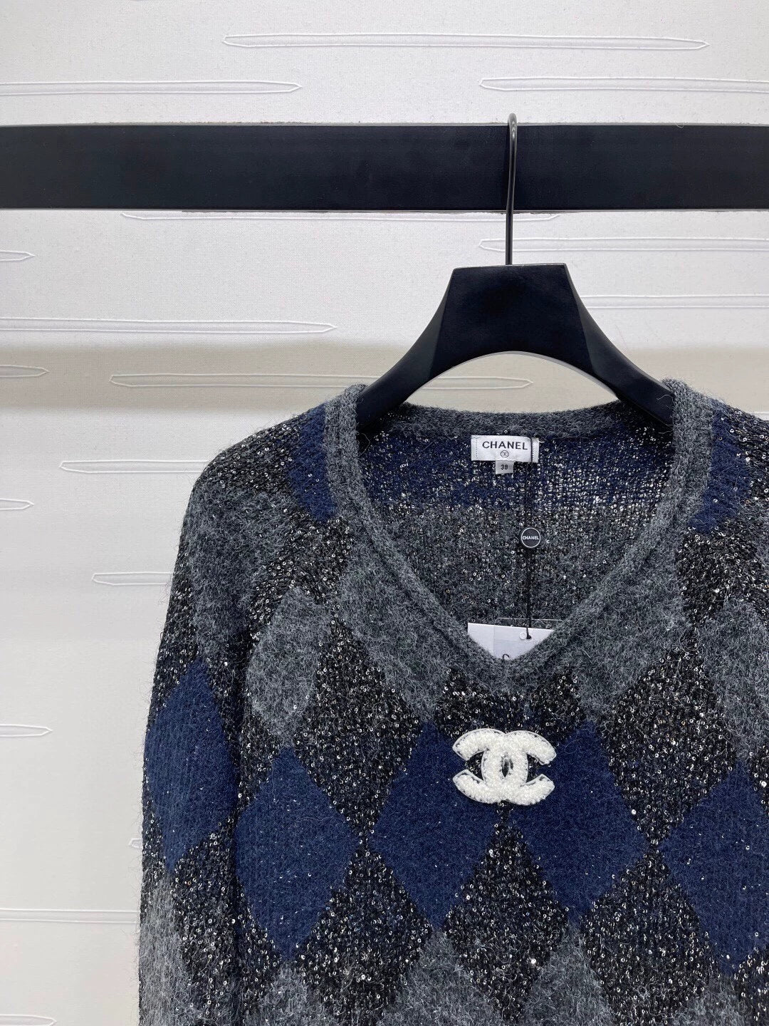 Lingge bead V-neck long sleeved shirt