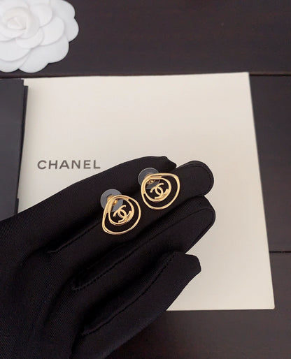 Hollow out heart-shaped earrings