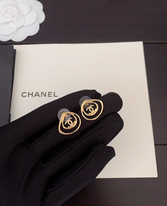 Hollow out heart-shaped earrings