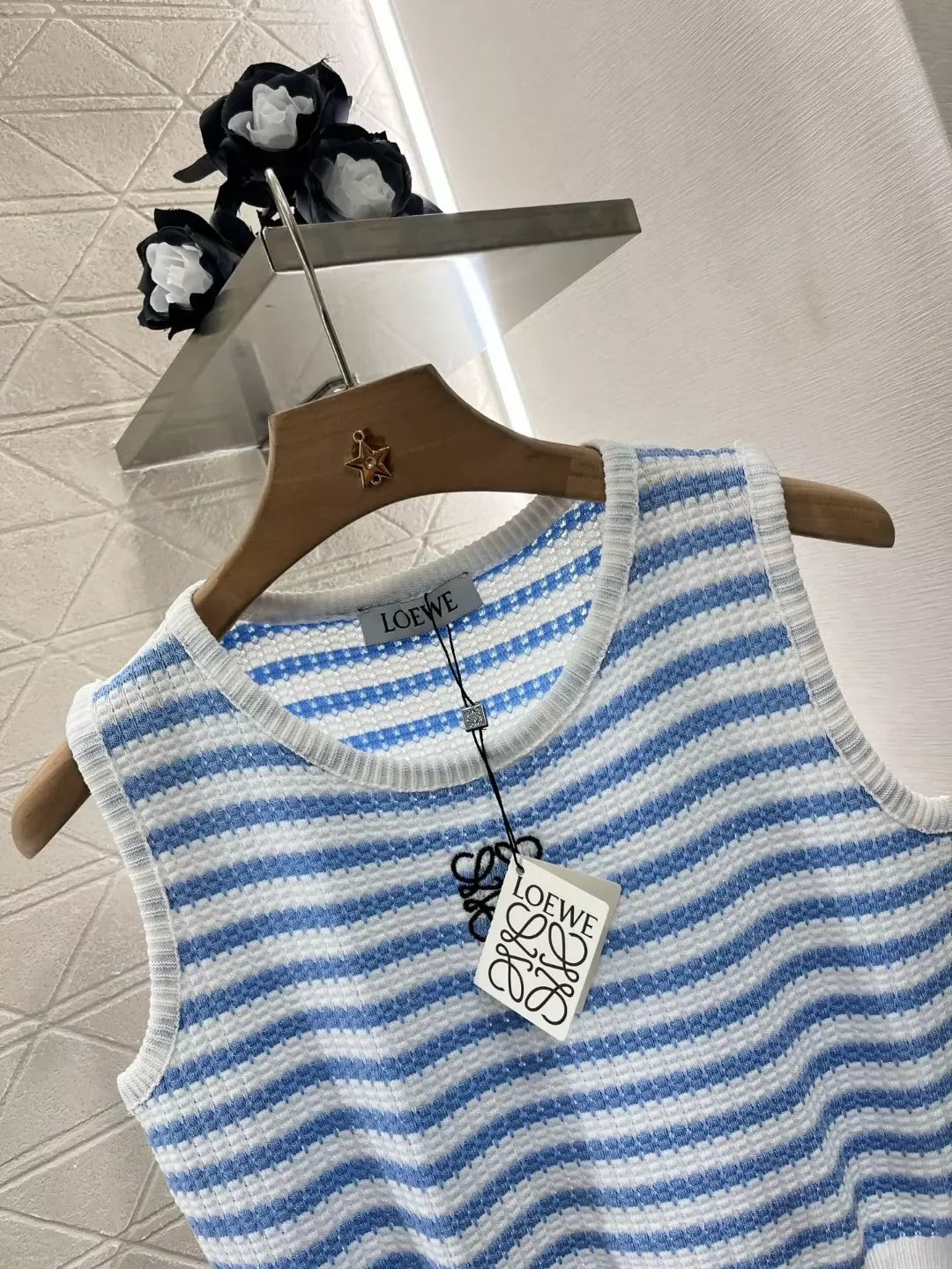 25 Spring and Summer New Contrast Stripe Embroidery Knitted Vest