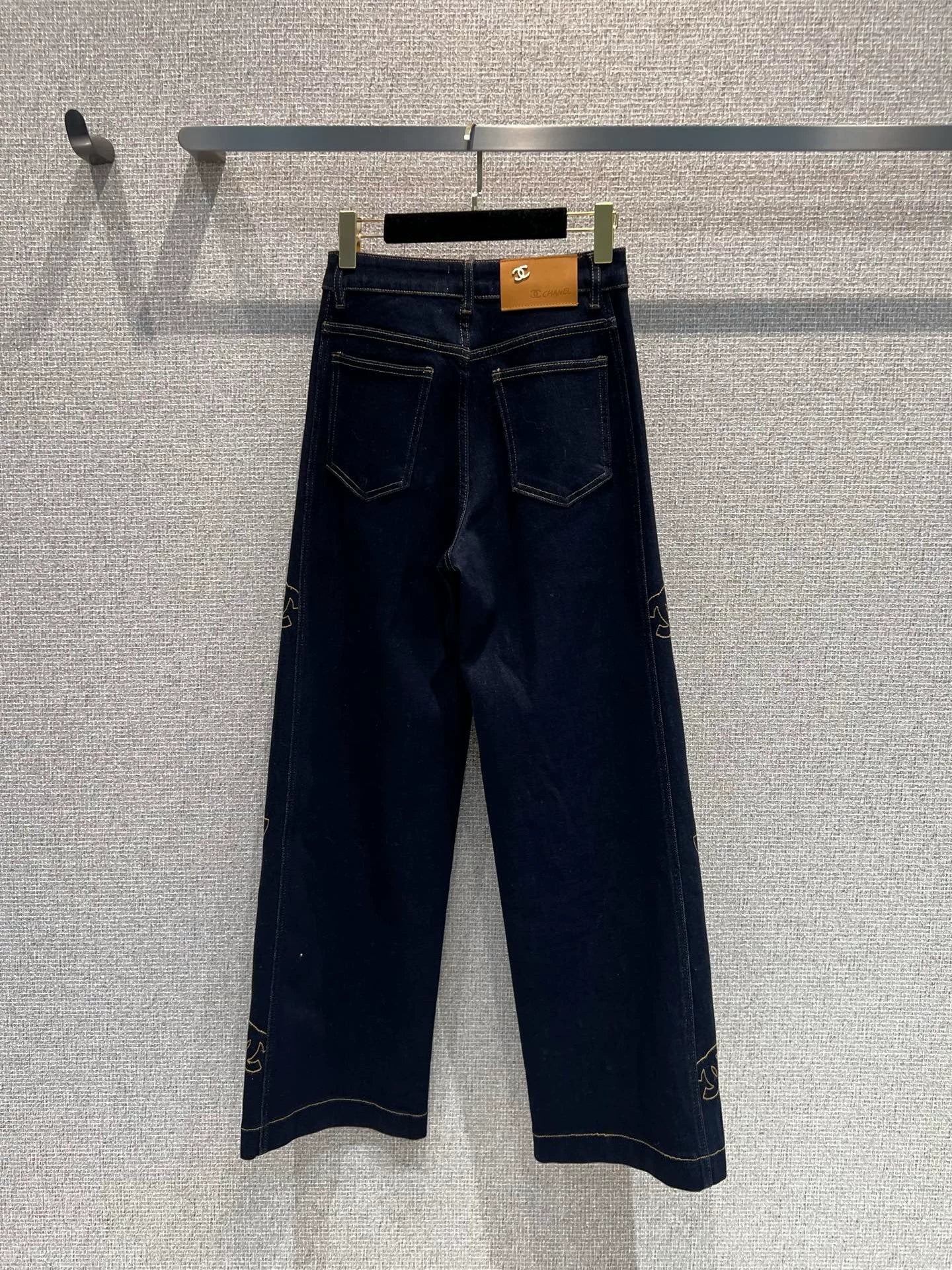 Side-embroidered washed denim jeans