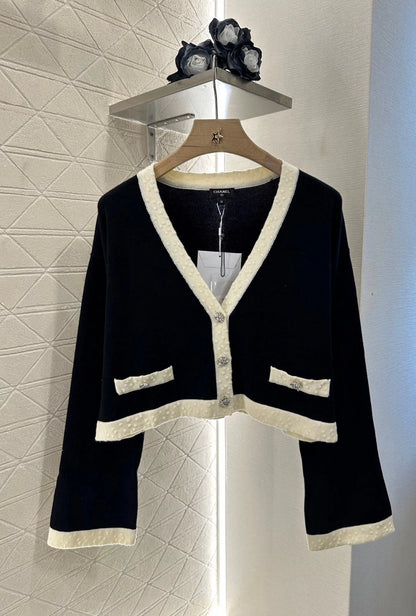 V-neck short knit sweater