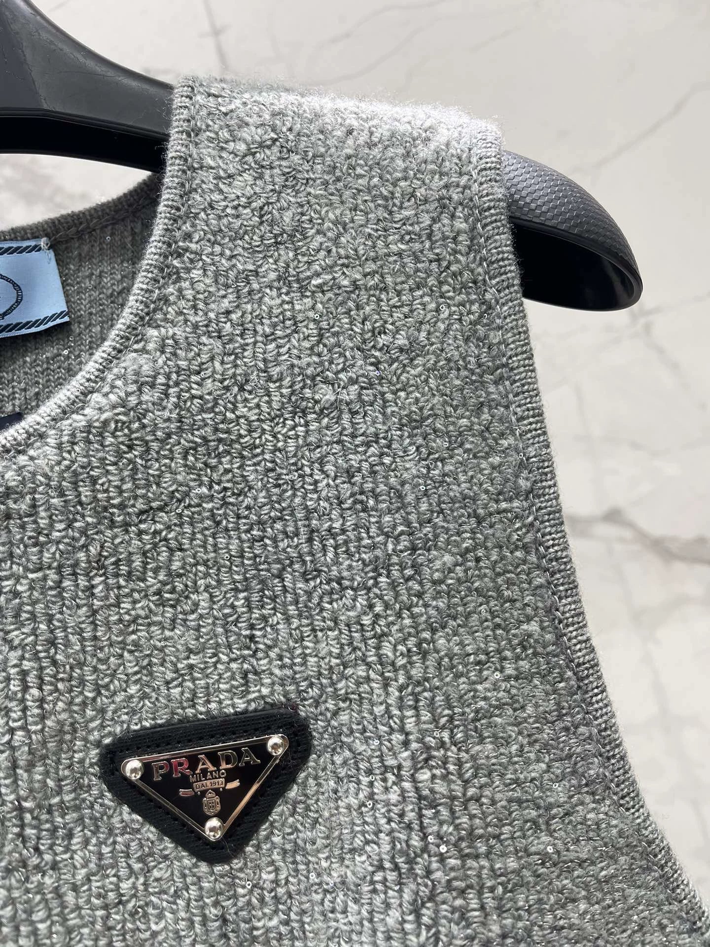 25fw Triangle logo knitted sleeveless vest