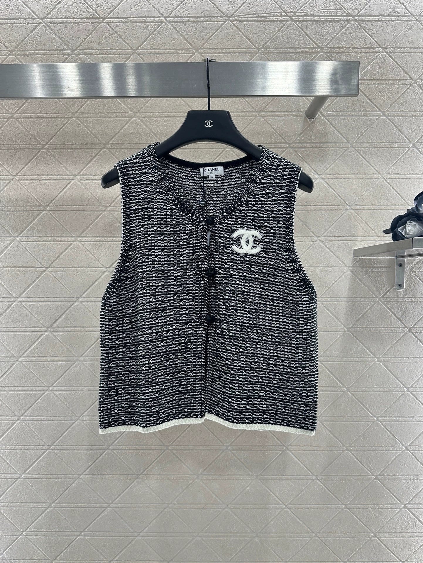 25fw Knitted vest with buckle