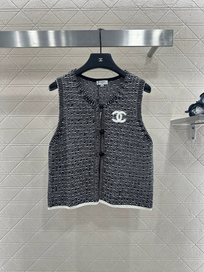 25fw Knitted vest with buckle
