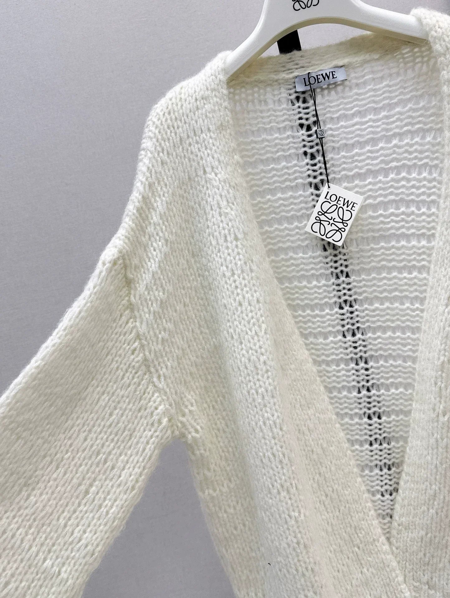 25 Embroidered decorative V-neck knitted silhouette cardigan