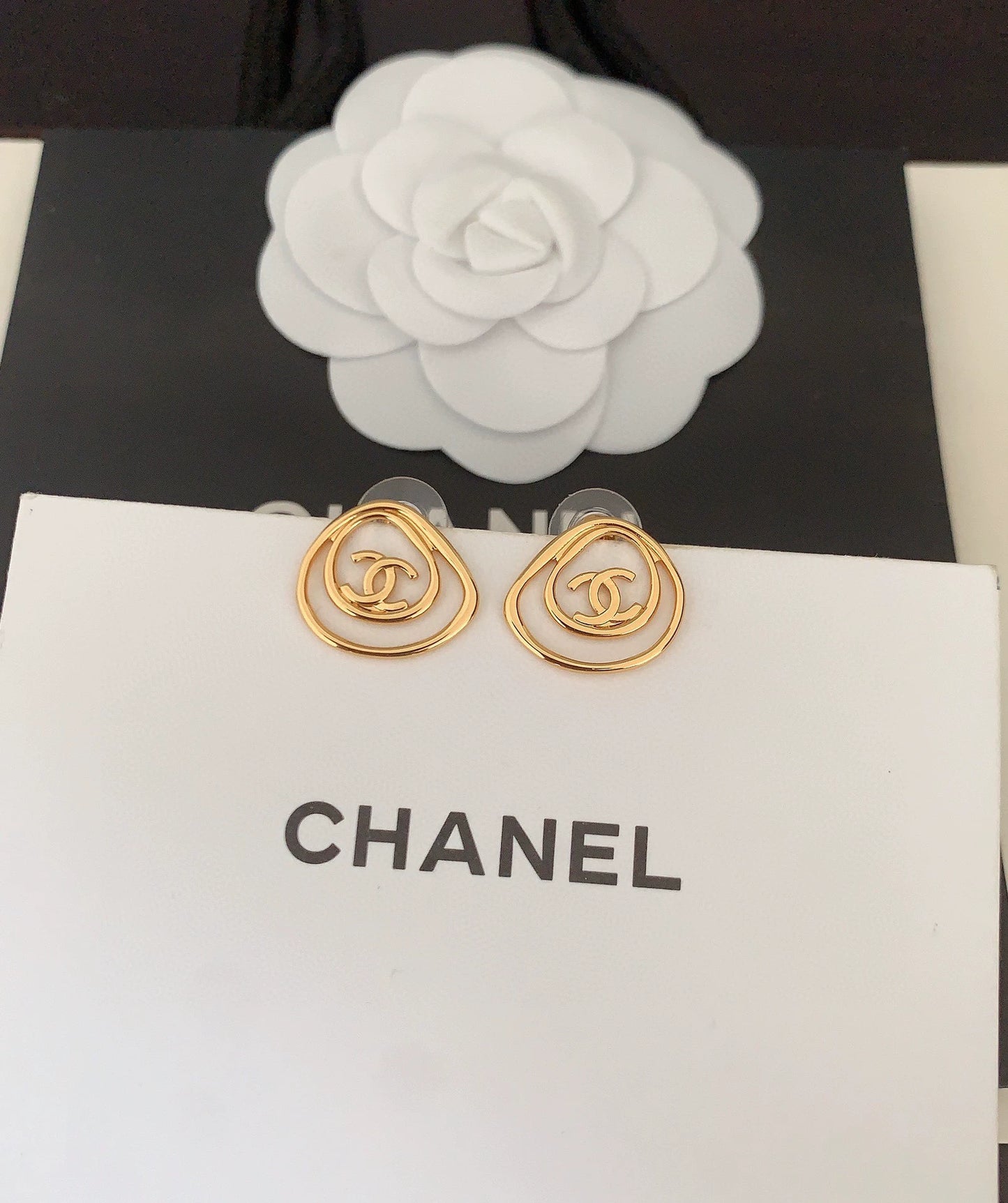 Hollow out heart-shaped earrings