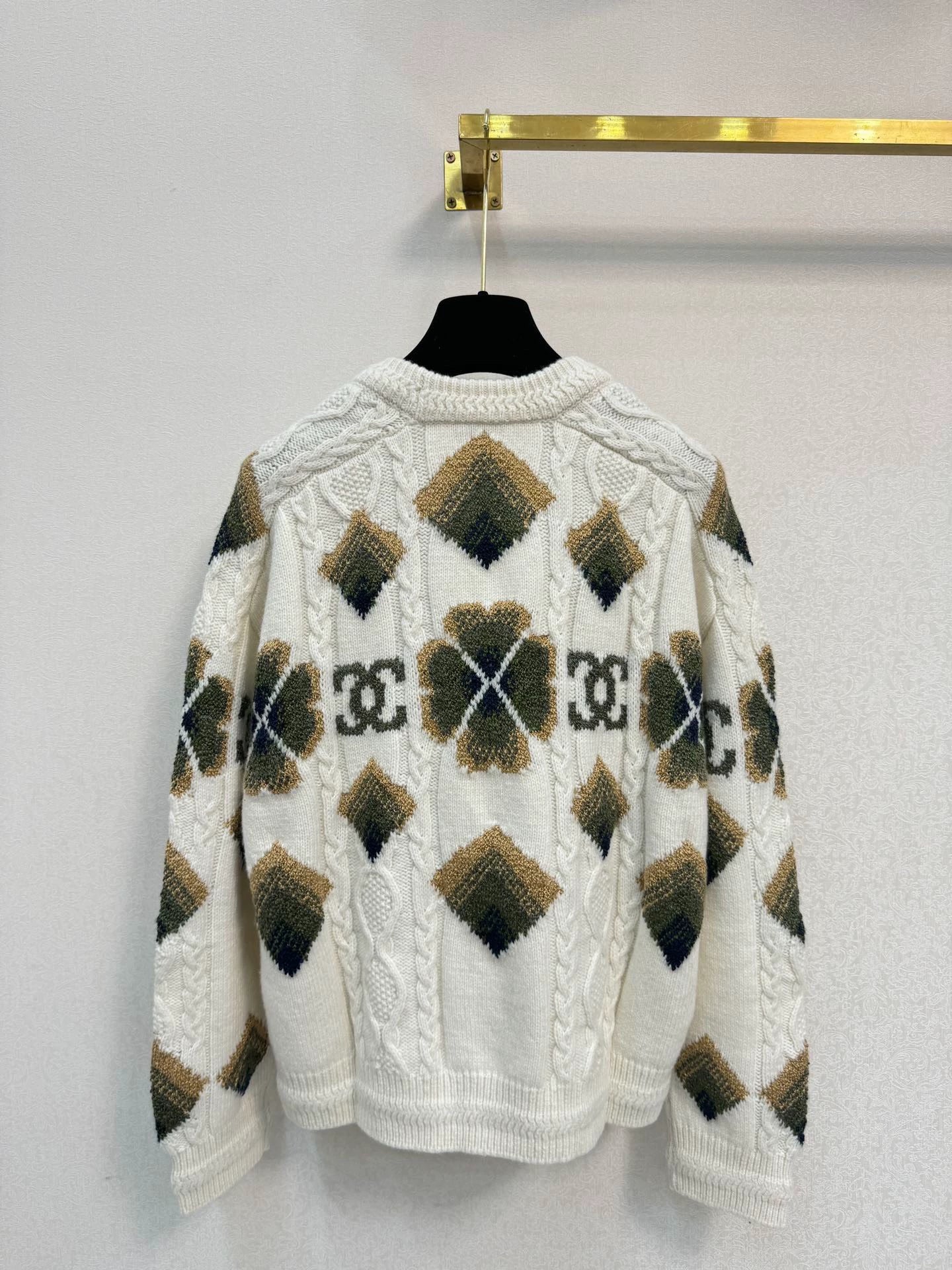 Four leaf clover knitted sweater