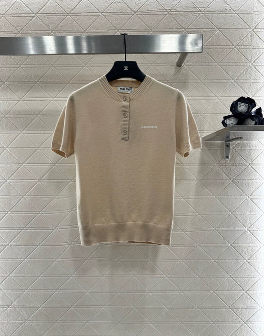 Button half open knit short sleeved shirt