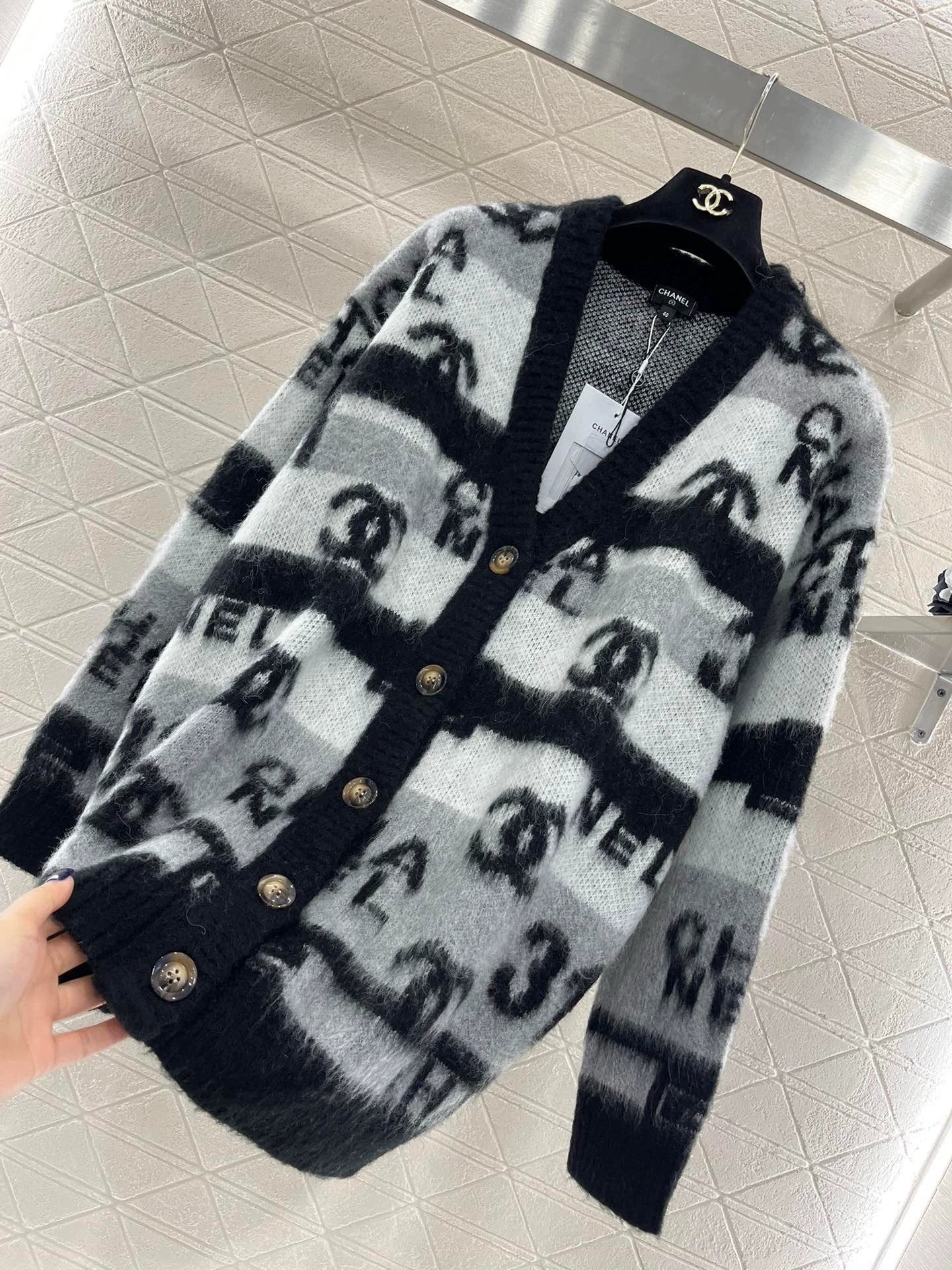 25fw Striped jacquard knitted cardigan