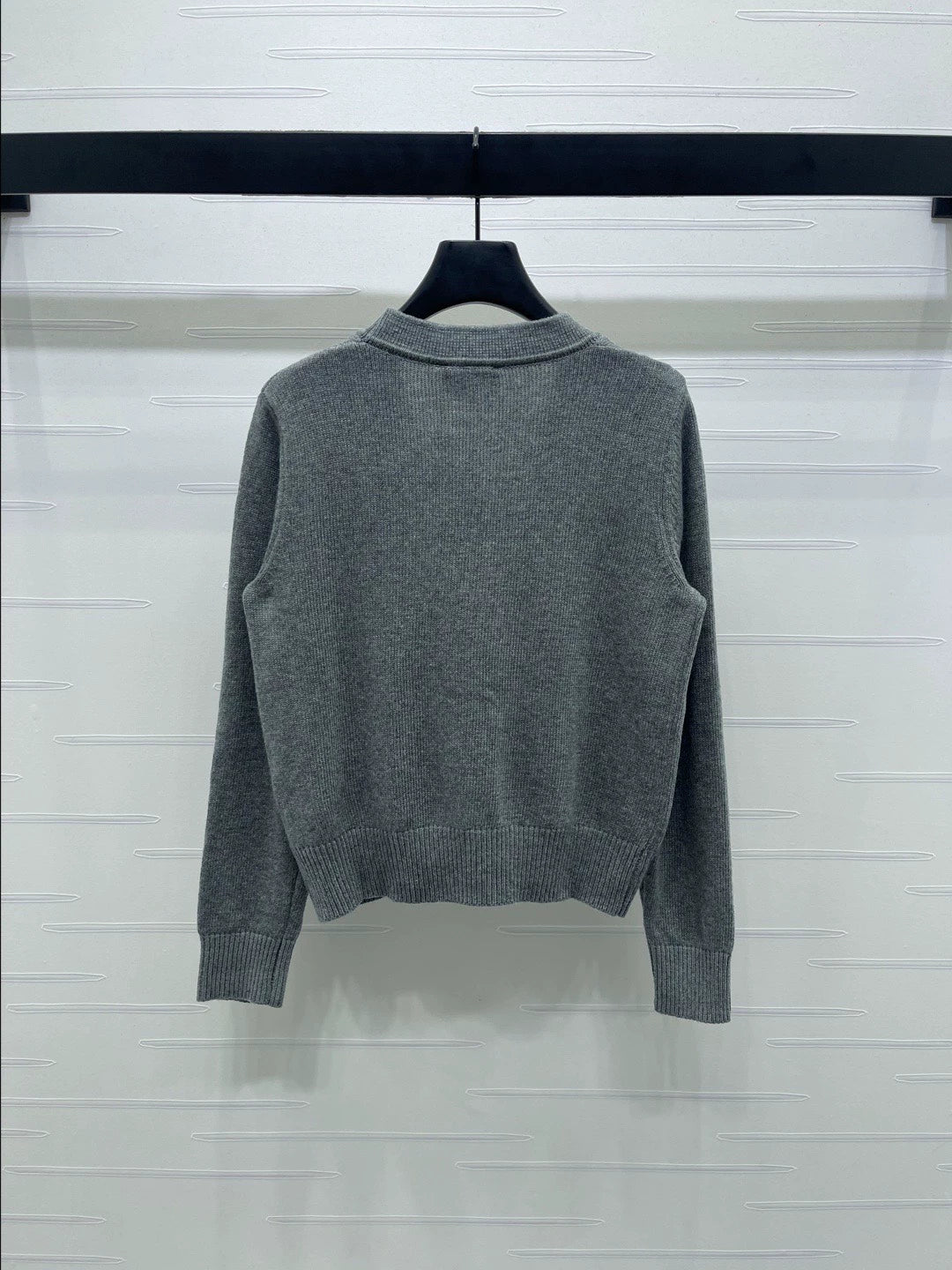 25fw V-neck long sleeved knitted cardigan