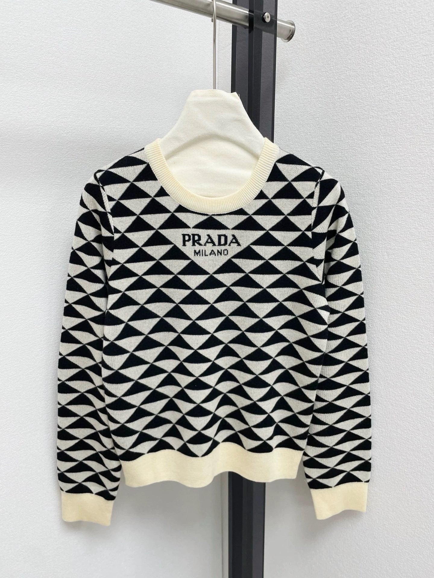 25fw Triangular knitted sweater