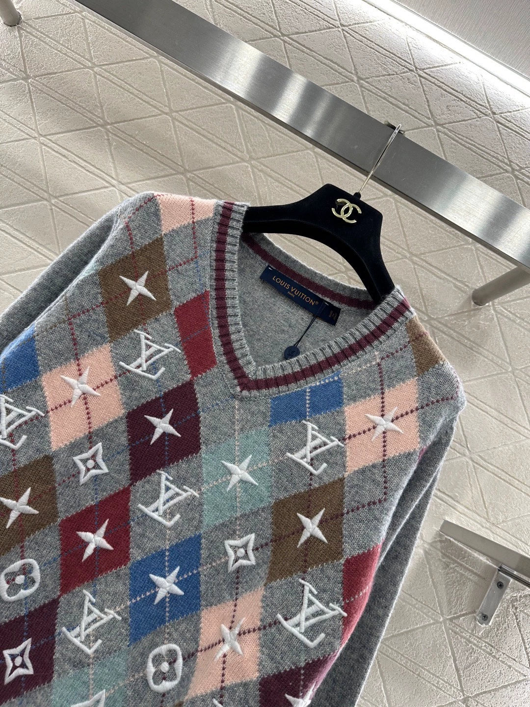 Lingge Embroidered Knitted Hooded Sweater