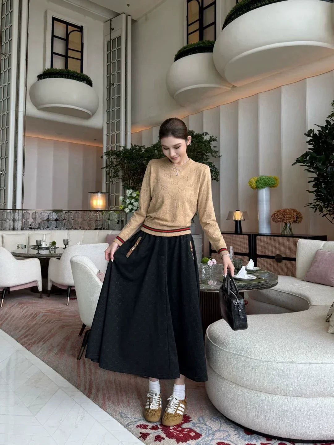 25 Knitted sweater with woven pattern round neck