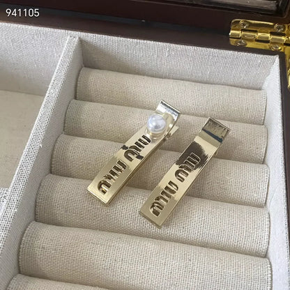 One character pearl letter hair clip