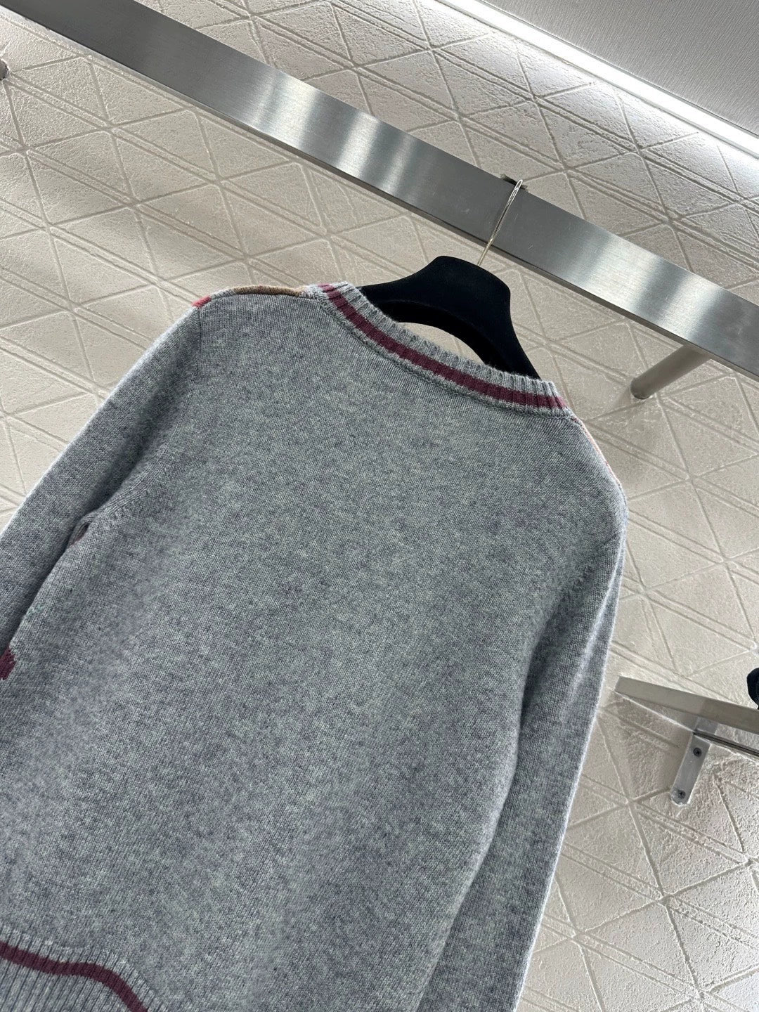 Lingge Embroidered Knitted Hooded Sweater