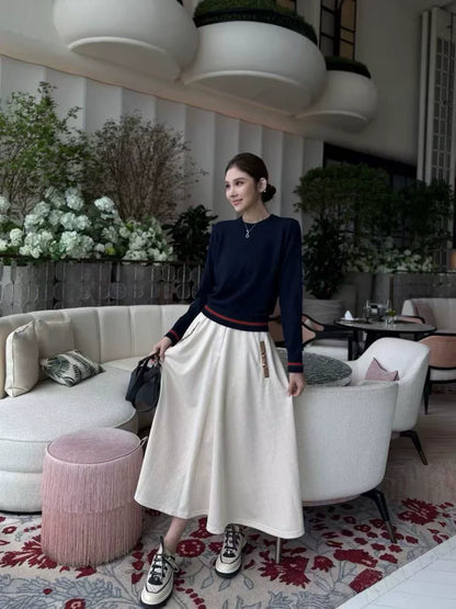 25 Knitted sweater with woven pattern round neck