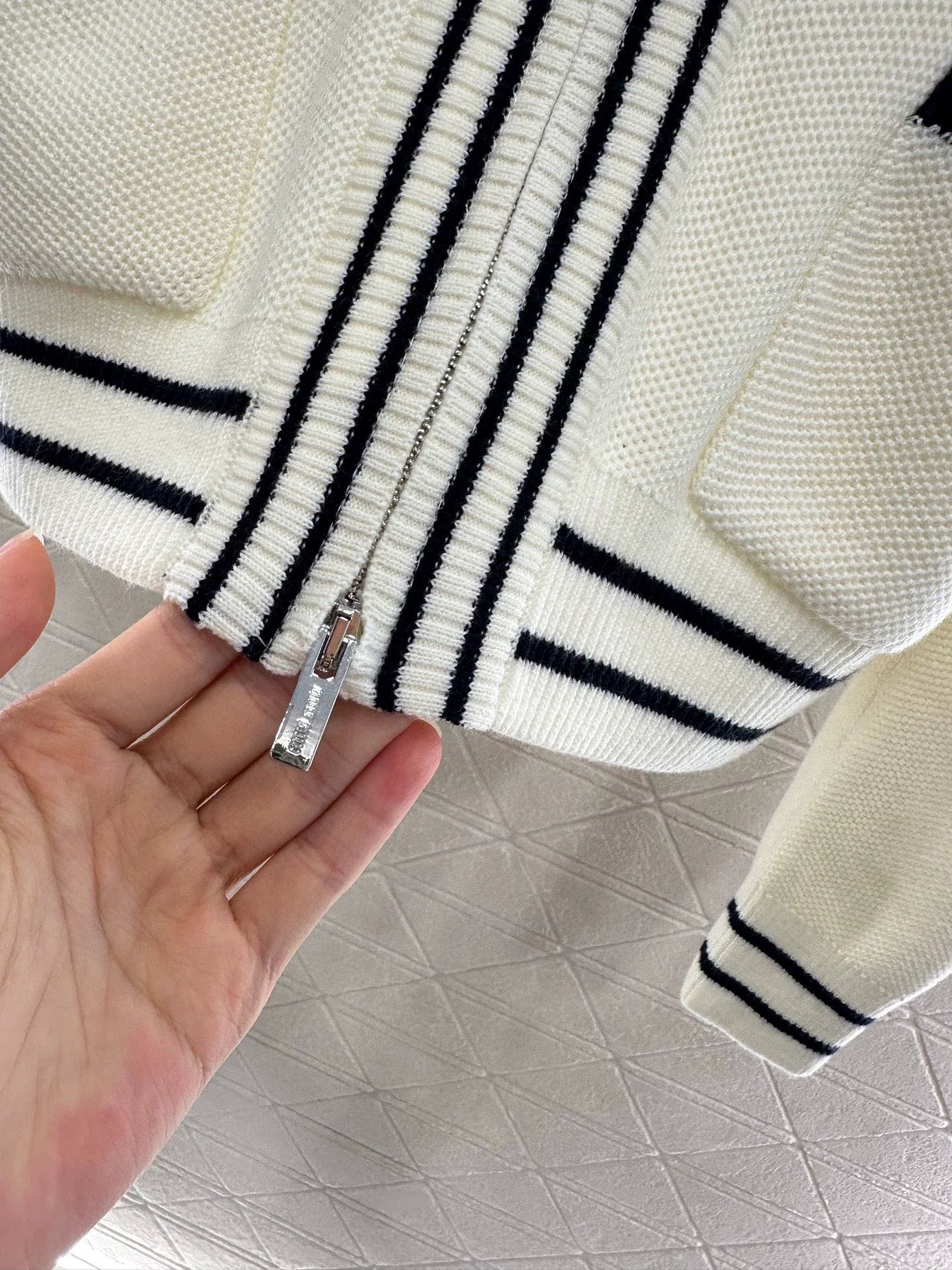 25fw V-neck striped knitted cardigan