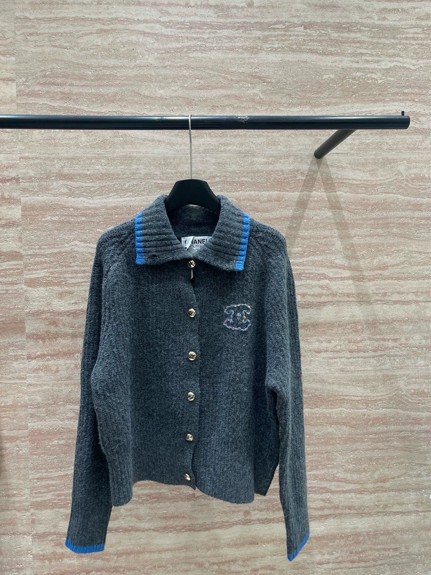 Collar contrasting sweater