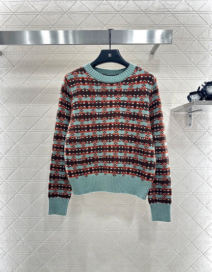 Round neck knitted pullover sweater