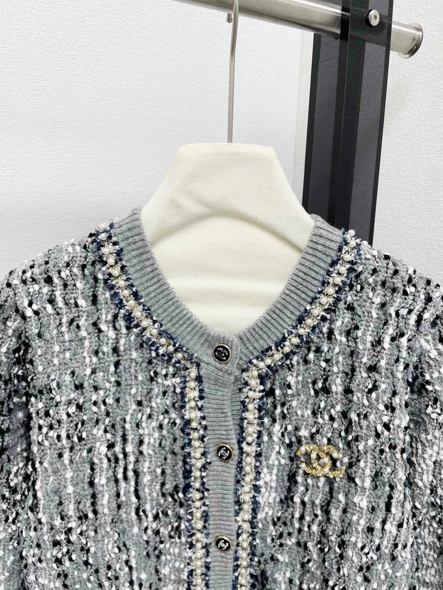 25fw Wearing a round neck cardigan with beads