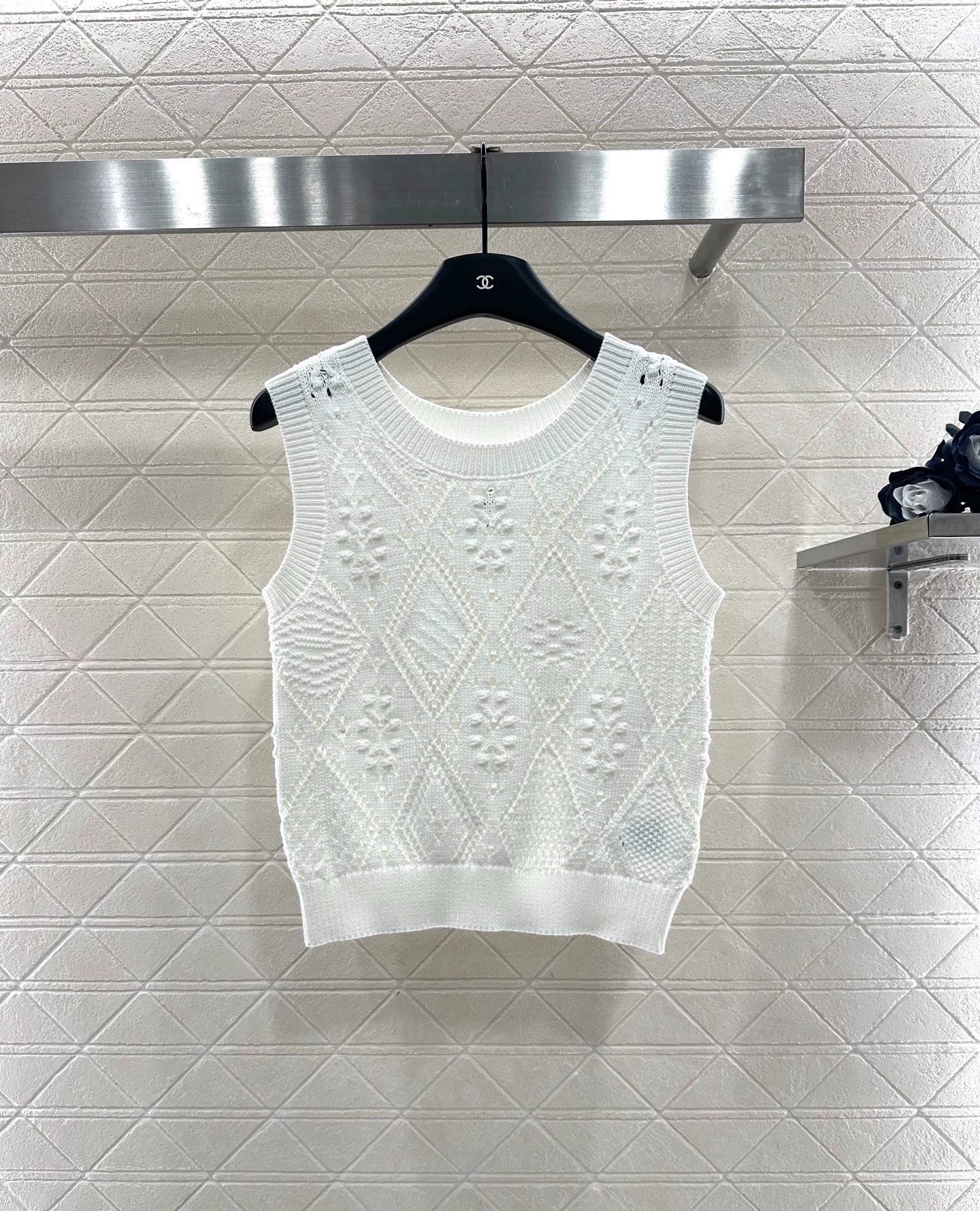 Hollow jacquard knitted vest