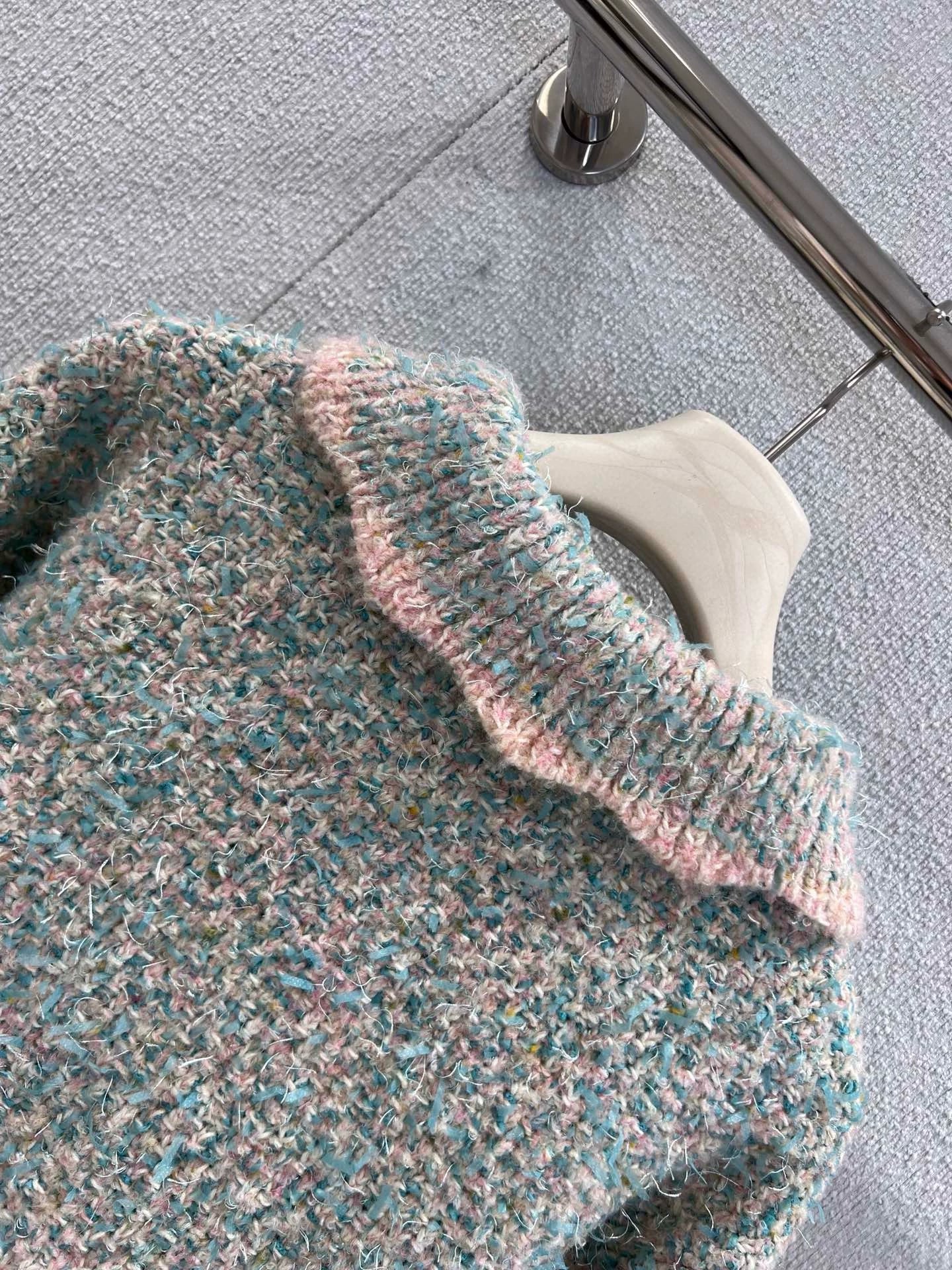 Diamond button doll collar knitted sweater