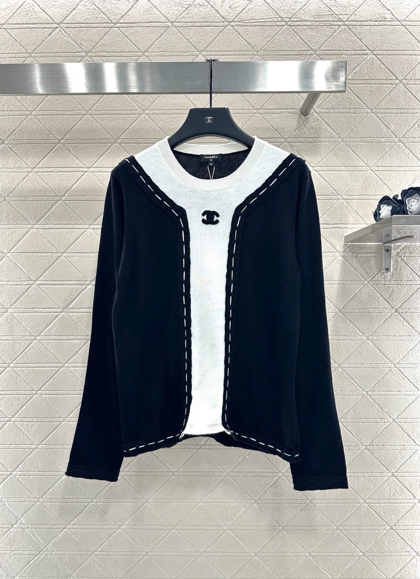 Round neck contrasting letter sweater