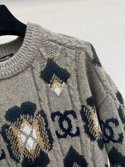 Four leaf clover knitted sweater