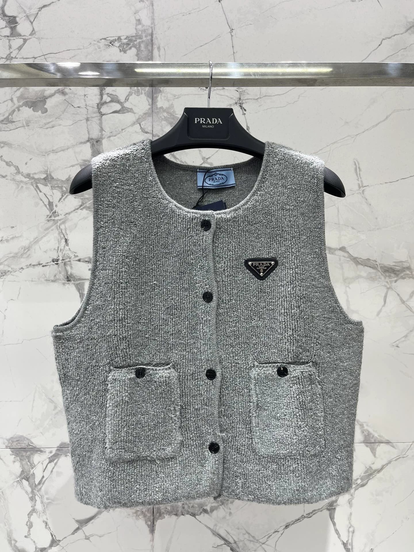 25fw Triangle logo knitted sleeveless vest